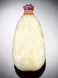 18th/early 19th Century A white jade snuff bottle carved as an artichoke